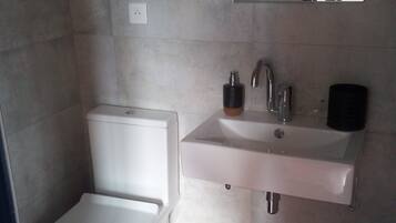 Douche, serviettes fournies, savon, papier toilette