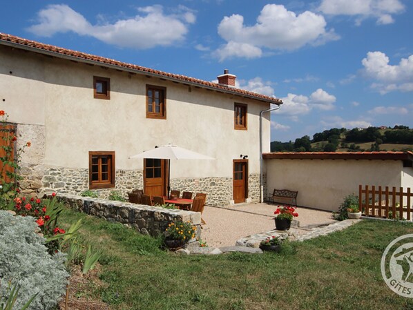 Outdoor dining - Renovated barn with enclosed garden, pets allowed, near Lyon Mountains (Virigneux)