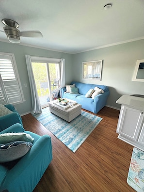 スマートテレビ、DVD プレーヤー、卓球台