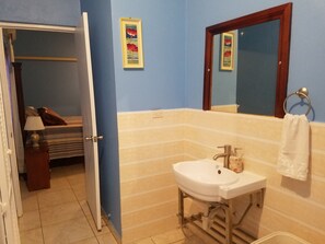 Kylpyamme, pyyhkeet, saippua, vessapaperi