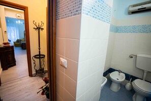 Chuveiro, secador de cabelo, bidê, toalhas de banho