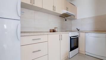 Jääkaappi, uuni, astianpesukone, vedenkeitin