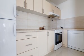 Refrigerador, horno, lavavajillas y tetera eléctrica 