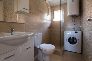 Shower, hair dryer, bidet, towels