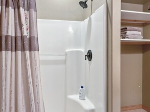 Baignoire, sèche-cheveux, serviettes fournies, savon