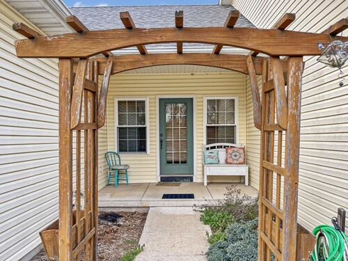 Honeysuckle House: Foseball, Firepit, Porch Swing, Groups