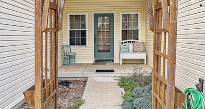 Honeysuckle House: Foseball, Firepit, Porch Swing, Groups