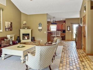 Smart TV, Netflix, DVD player, pebolim