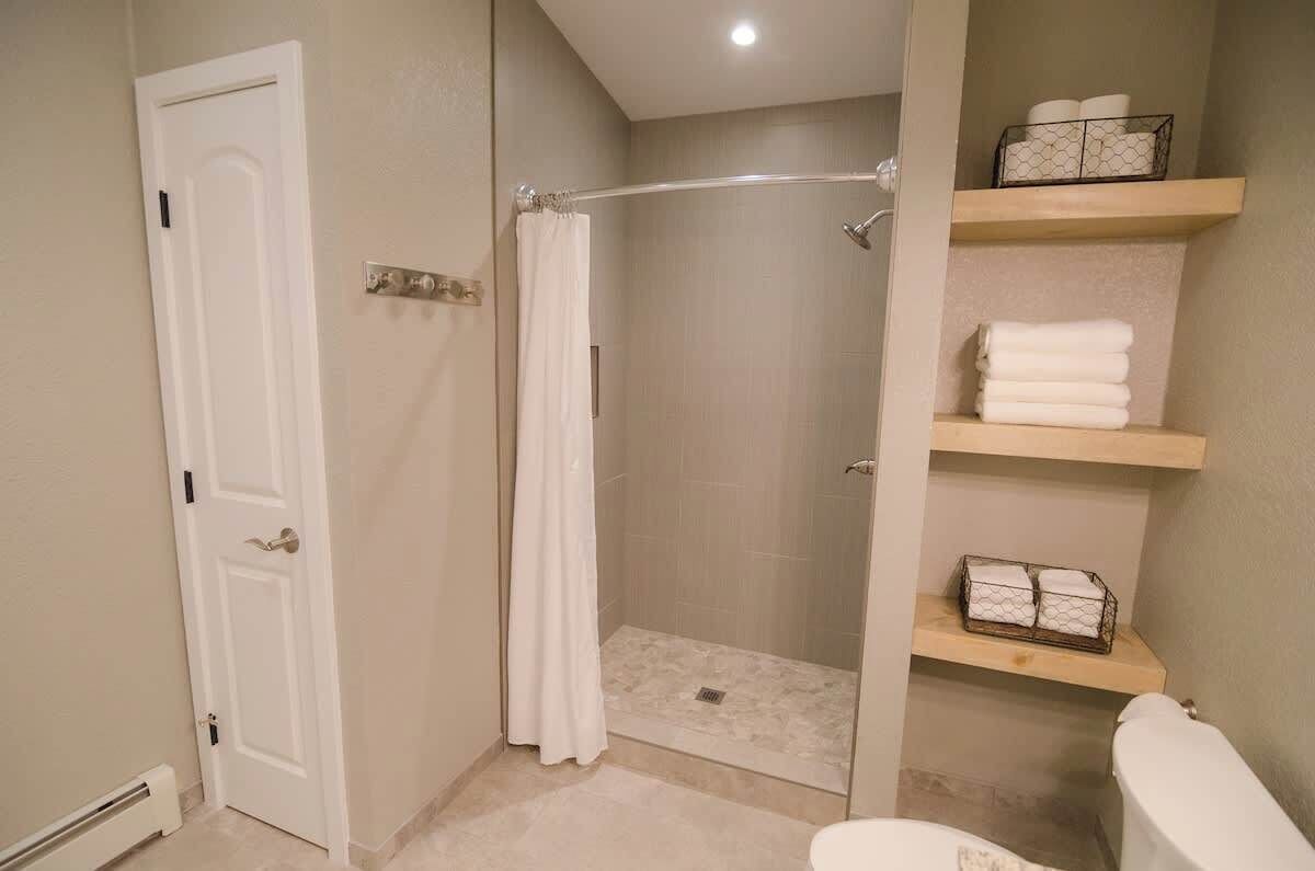 Douche, sèche-cheveux, serviettes fournies