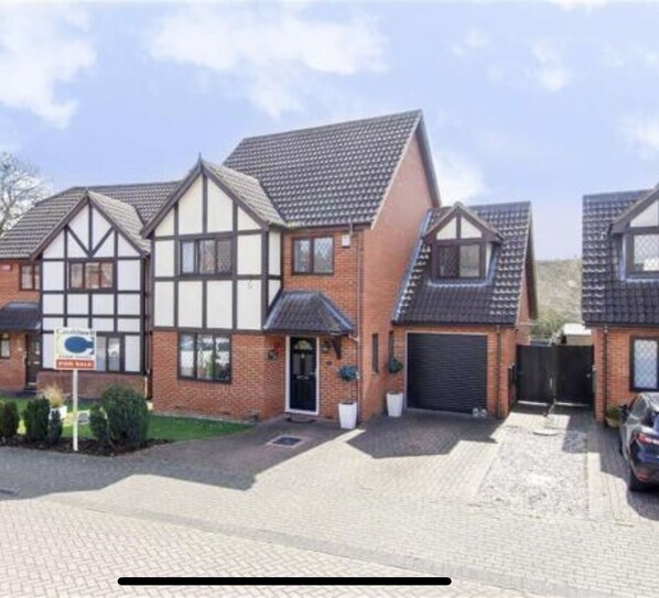 Exterior - Close to central Milton Keynes, MK Stadium & Silverstone (Shenley Lodge)