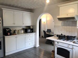 Fridge, microwave, oven, stovetop - Close to central Milton Keynes, MK Stadium & Silverstone (Shenley Lodge)