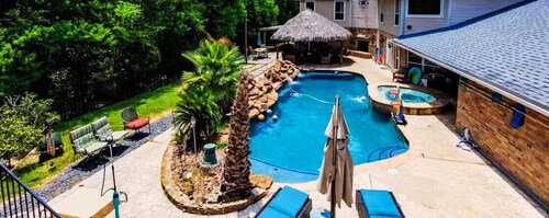 Hinterhof-Ferien-Oase mit Pool / Whirlpool 4BR 3FB