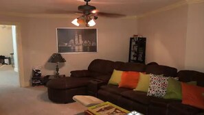 Una Smart TV, una chimenea, videojuegos, una mesa de tenis de mesa