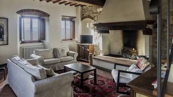 Smart-TV, Kamin, Tischtennisplatte, Bücher