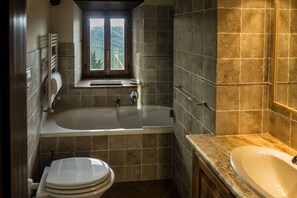 Ensemble douche/baignoire, sèche-cheveux, bidet, serviettes fournies