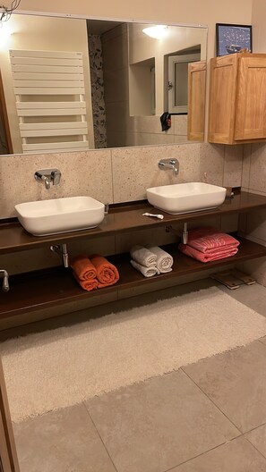 Dusche, Haartrockner, Handtücher, Toilettenpapier