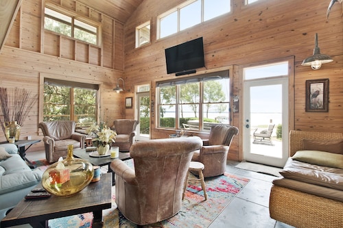 Take a look at beautiful Cedar Lodge on Lake Weir!
