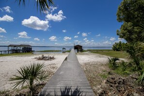 Beach nearby, sun-loungers, beach towels - Take a look at beautiful Cedar Lodge on Lake Weir!
 (Ocklawaha)