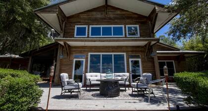¡Eche un vistazo al hermoso Cedar Lodge en Lake Weir!