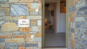 Mur de pedra amb un cartell que diu “Villa Ambrosia”.