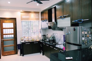 Kühlschrank, Ofen, Wasserkocher, Gewürze