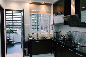 Kühlschrank, Ofen, Wasserkocher, Gewürze