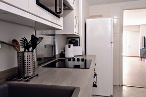 Jääkaappi, mikroaaltouuni, uuni, liesi