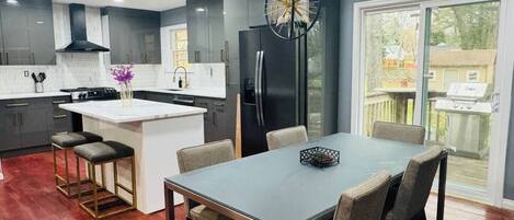 Refrigerador, microondas, horno, placa de cocina