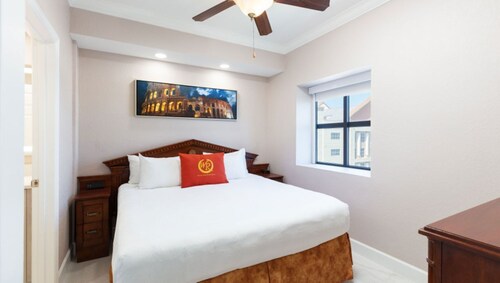 LUXURY 2 Bedroom Condo at Highrise Resort Walking distance to UNIVERSAL