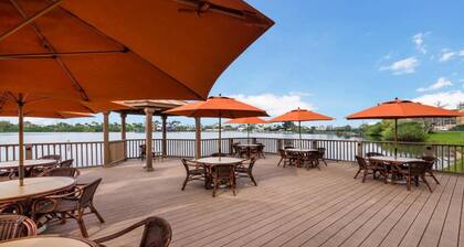 LUXURY 2 Bedroom Condo at Highrise Resort Walking distance to UNIVERSAL