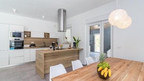 Een koelkast, een magnetron, een oven, een kookplaat