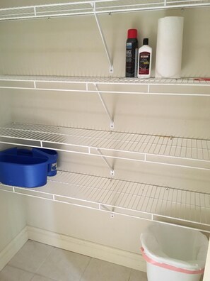 Combined shower/tub, free toiletries, hair dryer, towels