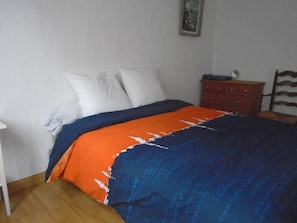 2 quartos, berço de viagem, roupa de cama
