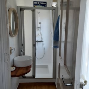 Towels, soap, toilet paper - House center Camaret. Everything within walking distance. 2 bedrooms. 2 x 160 cm beds. (Camaret-sur-Mer)