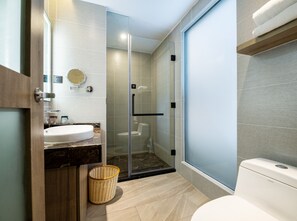 Deluxe-Suite | Badezimmer | Dusche, Regendusche, kostenlose Toilettenartikel, Haartrockner