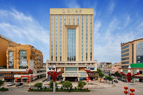 A hotel with a prominent sign, multiple floors, and a central entrance. - Dongguan Haili Hotel (Dongguan)