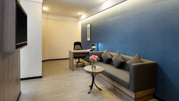 Deluxe Suite | In-room safe, blackout drapes, iron/ironing board, rollaway beds