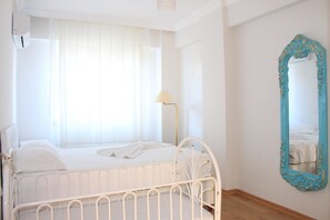 1 habitación, sistema de insonorización y tabla de planchar con plancha