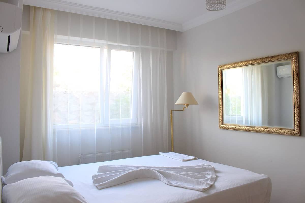 1 habitación, sistema de insonorización y tabla de planchar con plancha