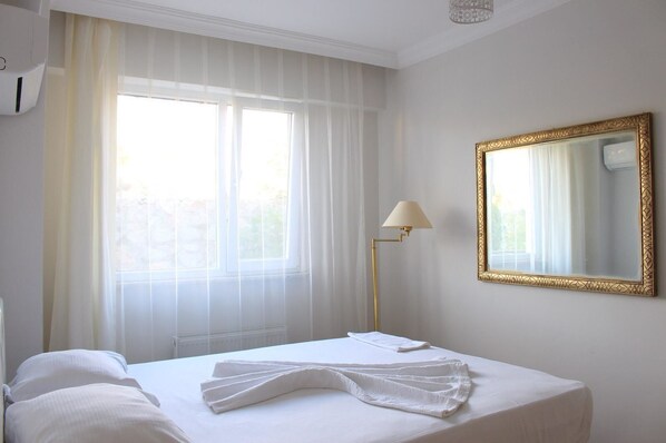 1 habitación, sistema de insonorización y tabla de planchar con plancha 