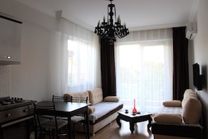 1 habitación, sistema de insonorización y tabla de planchar con plancha