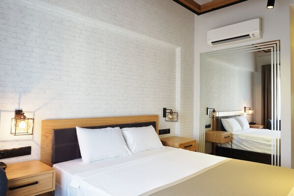Design Room | Premium bedding, minibar, in-room safe, desk
