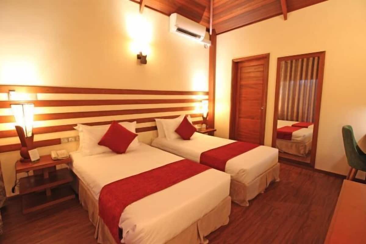 1 habitación, cubrecamas y caja de seguridad en la habitación