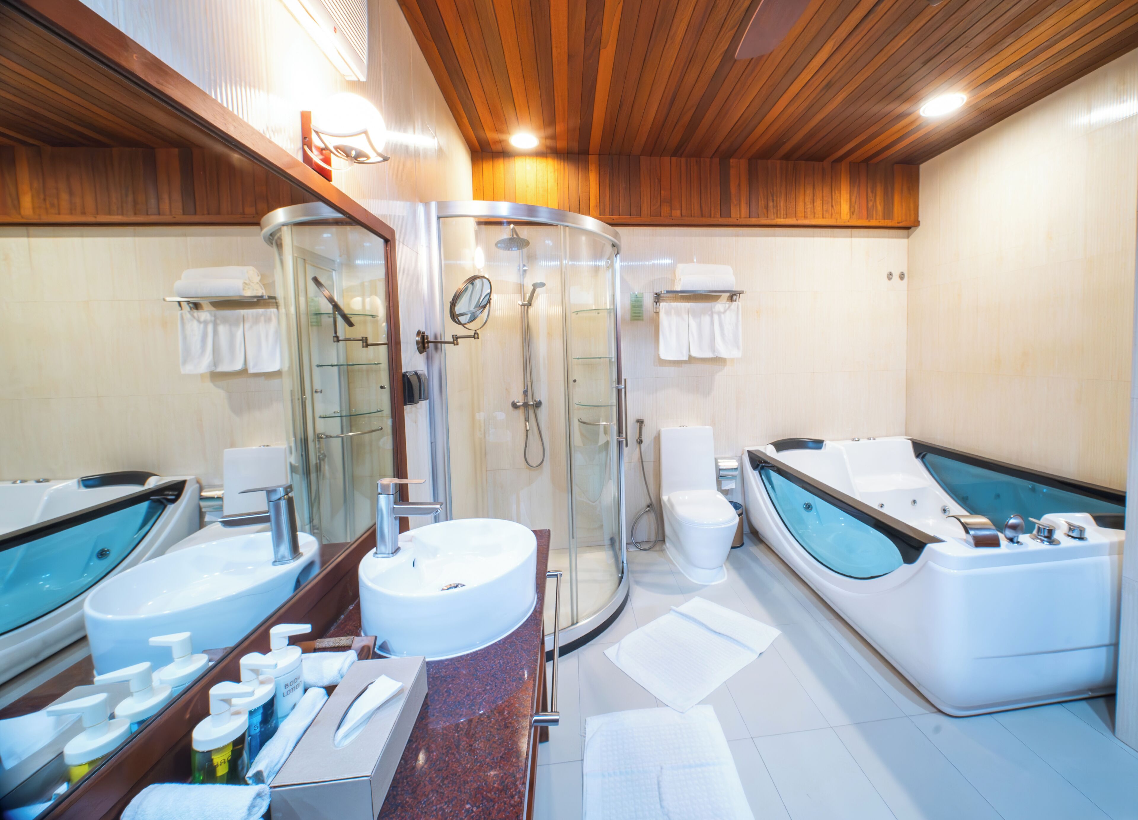 Suite estudio familiar, balcón, en esquina | Baño | Ducha y cabezal de ducha tipo lluvia