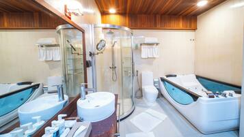 Suite estudio familiar, balcón, en esquina | Baño | Ducha y cabezal de ducha tipo lluvia