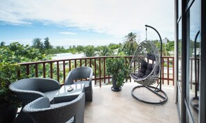 Suite estudio familiar, balcón, vista parcial al mar | Vista del balcón