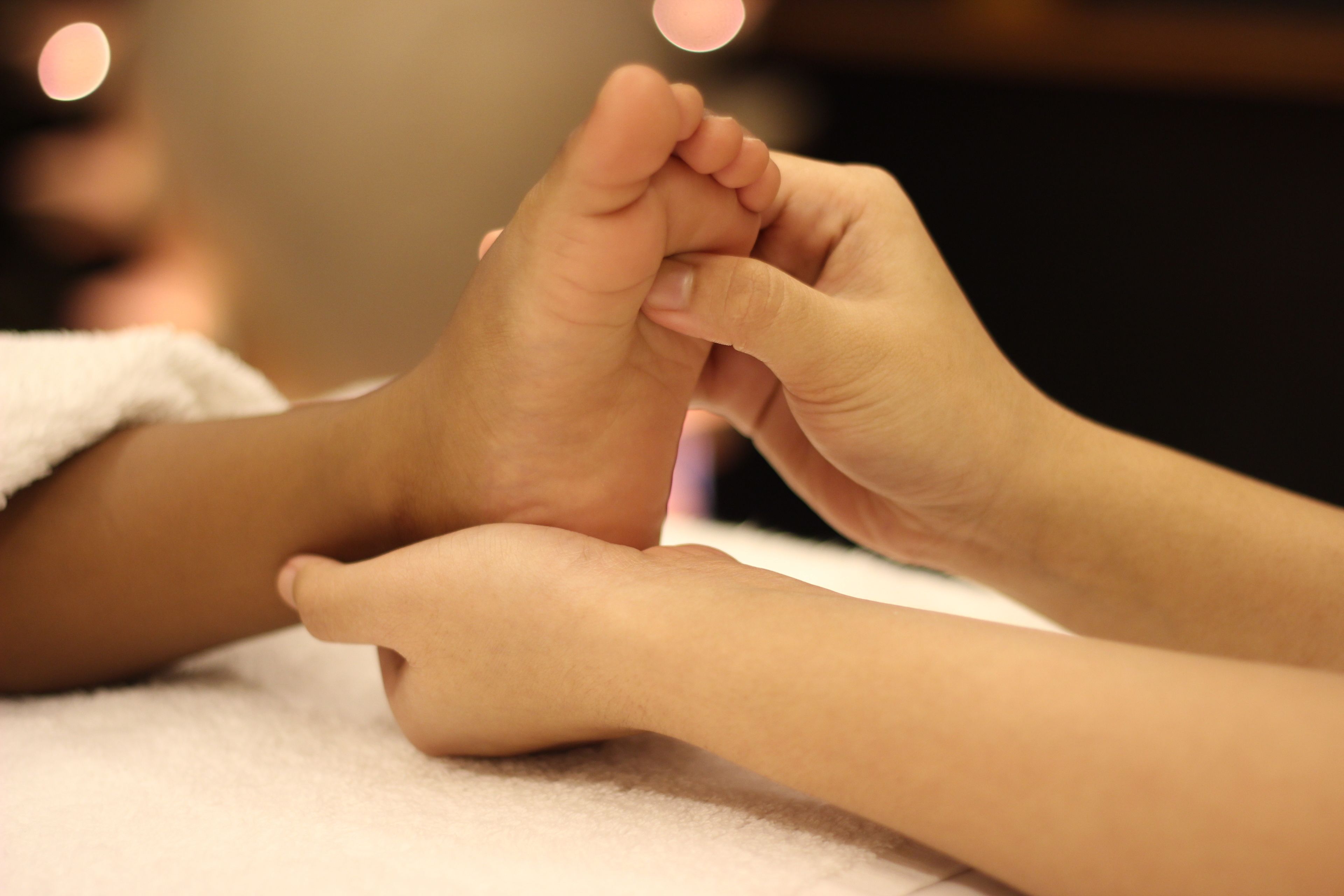 Eine Fußmassage wird durchgeführt.