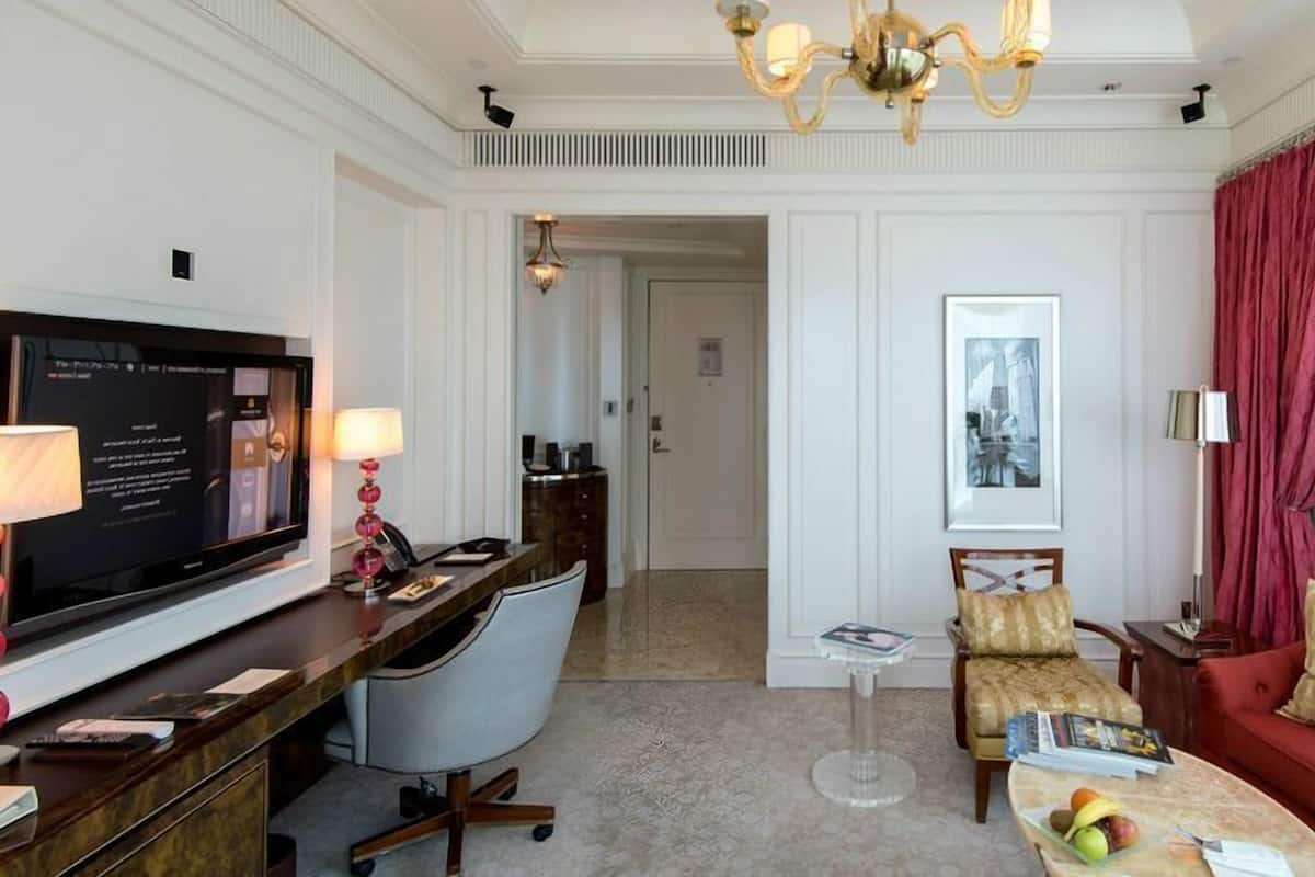 Comfort Room, 1 Double Bed, City View | Living room