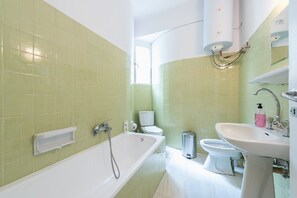 Badekar, hårføner, håndklær og såpe