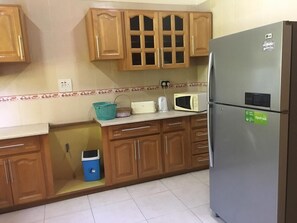 Fridge, microwave, oven, stovetop - Lovely 2 bedroom apartment in Sakaman (Accra)